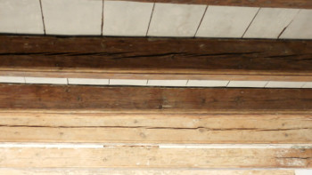 Binnenschilderwerk houten balken aan plafond - Oude verf verwijderen